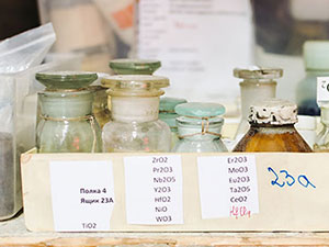 Как правильно хранить кислоты и щелочи в лаборатории