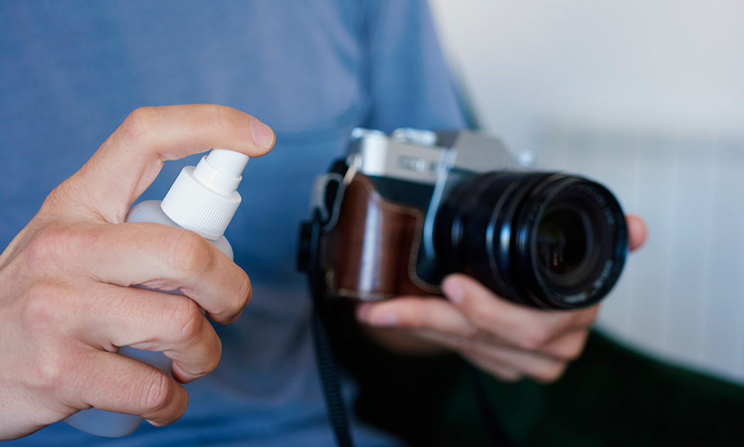 Протирайте антисептиком предметы, которые вы трогаете грязными руками. 